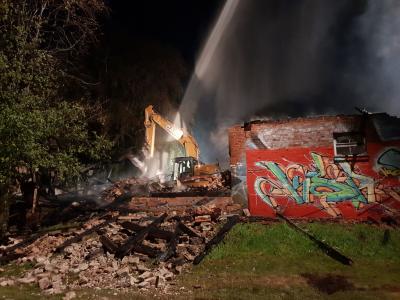 Grossbrand am Spiel- und Kulturhaus in Schwaebisch Hall mit Gebaeudetotalschaden, Kindergruppe kann sich in Sicherheit bringen - Feuerwehr stundenlang im Einsatz
